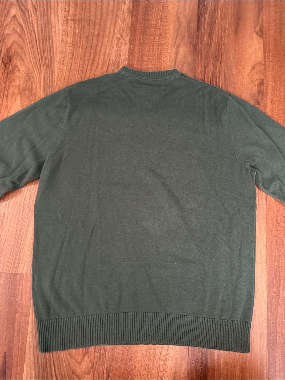 Tommy Hilfiger Men's V-Neck Sweater in Olive - Picture 6 of 6